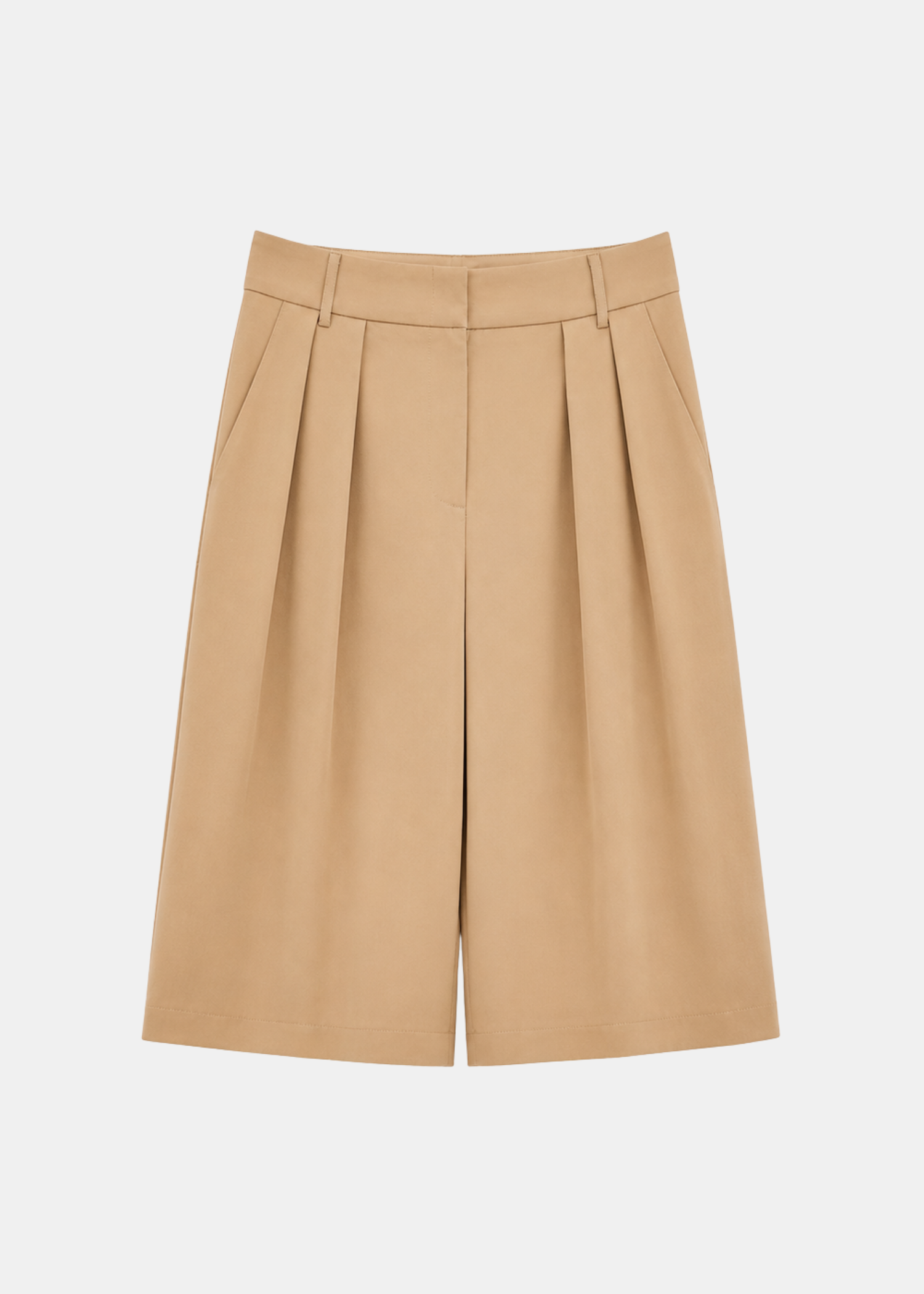 Bermuda Fluida Camel — Tejido Satinado con Pinzas y Trabillas