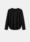 Arum camiseta negra.
