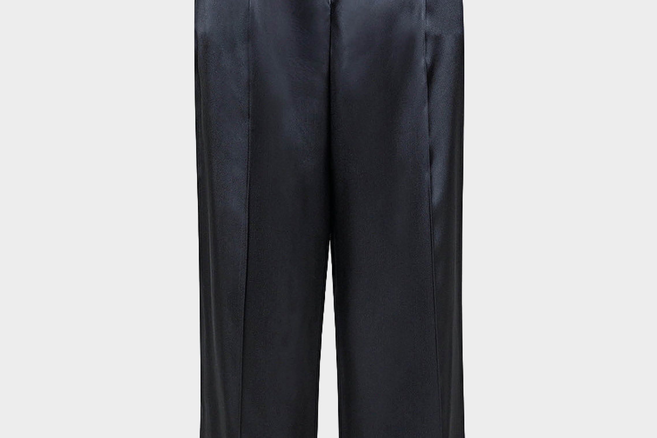 Pantalón de traje negro de Forte Forte. Tejido 100% de satén. Goma elástica en la parte trasera y bolsillos laterales. Envíos gratuitos a partir de 200€. Devoluciones fáciles.