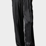Pantalón de traje negro de Forte Forte. Tejido 100% de satén. Goma elástica en la parte trasera y bolsillos laterales. Envíos gratuitos a partir de 200€. Devoluciones fáciles.